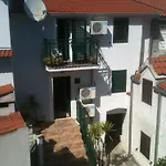 Donda Apartment Split
